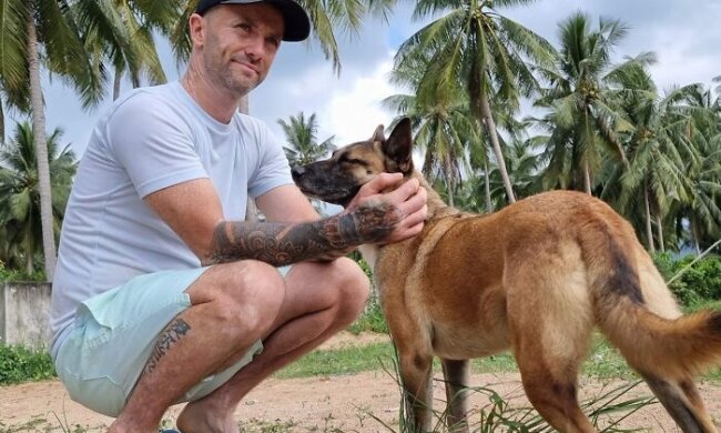 Mann findet wahres Glück bei der Rettung streunender Hunde in Thailand