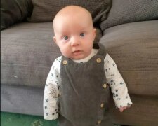 Wie das Baby aus Großbritannien mit acht Wochen schon auf eigenen Beinen stand