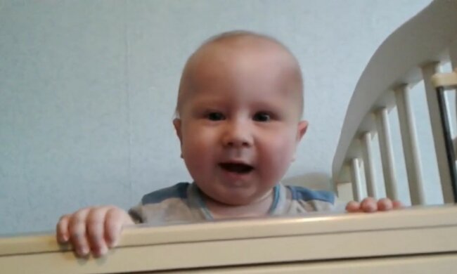 Ein glücklicher Moment: Das Baby, das nicht gut sehen kann, sah zum ersten Mal das Gesicht seines Vaters