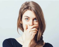 Die junge Frau putzt sich zehn Jahre lang nicht die Zähne: wenn sie ihren Atem auffrischen will, greift sie nach dem Kaugummi