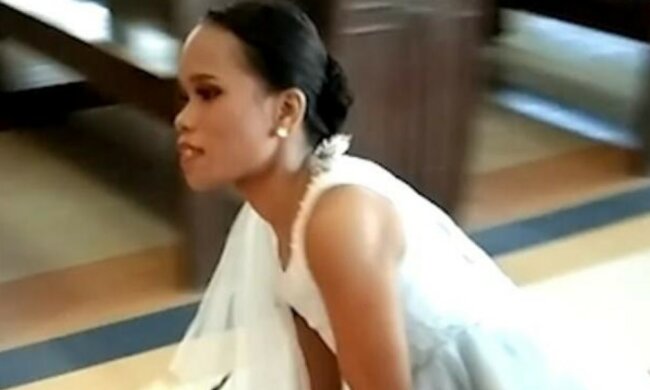 Warum eine junge Frau ohne Beine ihren Rollstuhl auf dem Weg zum Altar verlassen hat