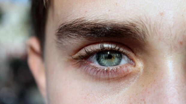 Experten haben erzählt, wie man Augenbrauen wachsen und pflegen kann
