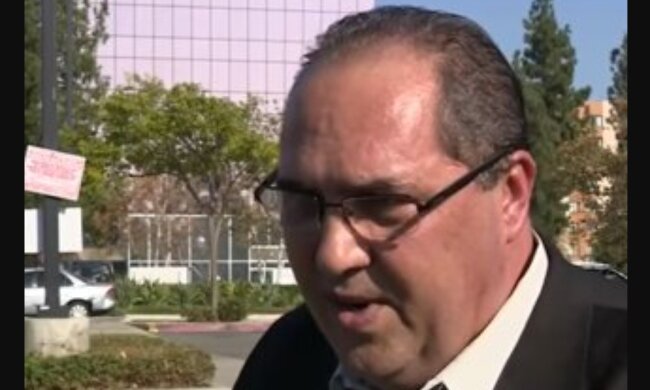 Der Kunde, der die Aufmerksamkeit aller im Laden auf sich zog. Quelle: Youtube Screenshot