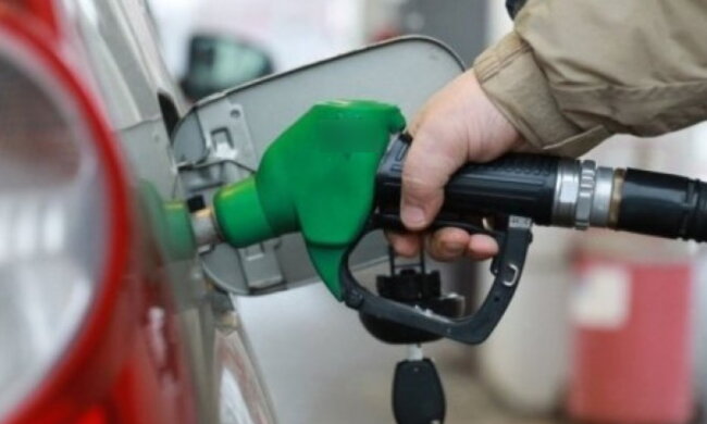 Auto beim Tanken. Quelle: focus.com