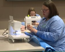 Krankenschwestern lernen zu nähen und verwenden chirurgische Tücher, um Schlafmatten für Obdachlose herzustellen