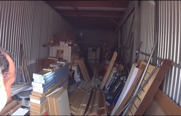 Schatz in einer unaufgeräumten Garage. Quelle: Screenshot YouTube