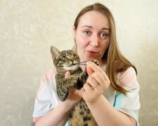 Eine Frau und ihr Kätzchen. Quelle: Youtube Screenshot