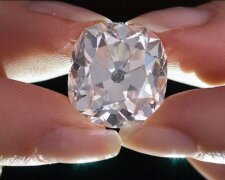 Eine Frau kaufte auf einem Flohmarkt ein "Steinchen", aber es stellte sich heraus, dass es ein 26-Karat-Diamant war