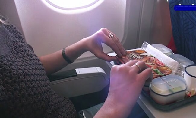 Eine Flugreisende berichtete von ihrer negativen Erfahrung. Quelle: Screenshot YouTube