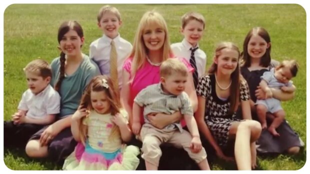 Sarah Merrill und ihre 9 Kinder. Quelle: parentingisnteasy.com