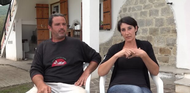 „Wir leben mit nur 400 Euro im Monat – und sind trotzdem glücklich“. Quelle: Youtube Screenshot