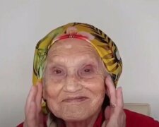 Falsche Wimpern, Haare und heller Lippenstift: Der Stylist schuf einen jugendlichen Look für eine ältere Frau