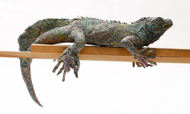 Die japanische Künstlerin schafft unglaublich realistische Tierskulpturen aus Zeitungen