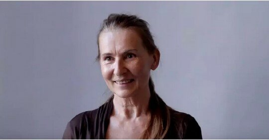 Nach einem Besuch beim Stylisten sieht die Frau zehn Jahre jünger aus