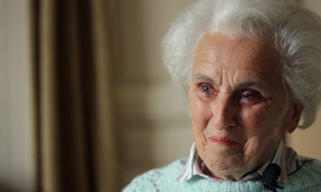 Frau wurde von einem Kassierer zum Kauf des Lotterieloses überredet. Quelle: Screenshot