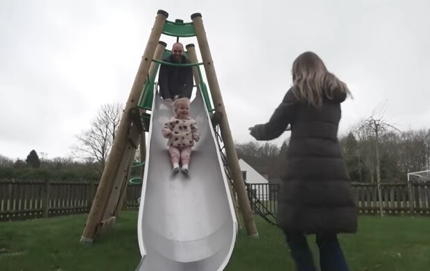 "Wir verdienen wenig – und trotzdem fehlt unserem Kind nichts": Quelle: Youtube Screenshot