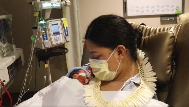 Lavinia "Lavi" Mounga mit ihrem neugeborenen Baby. Quelle: YouTube Screenshot