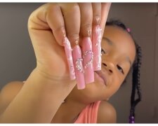 Kleines Mädchen mit Acrylnägel. Quelle: Youtube Screenshot