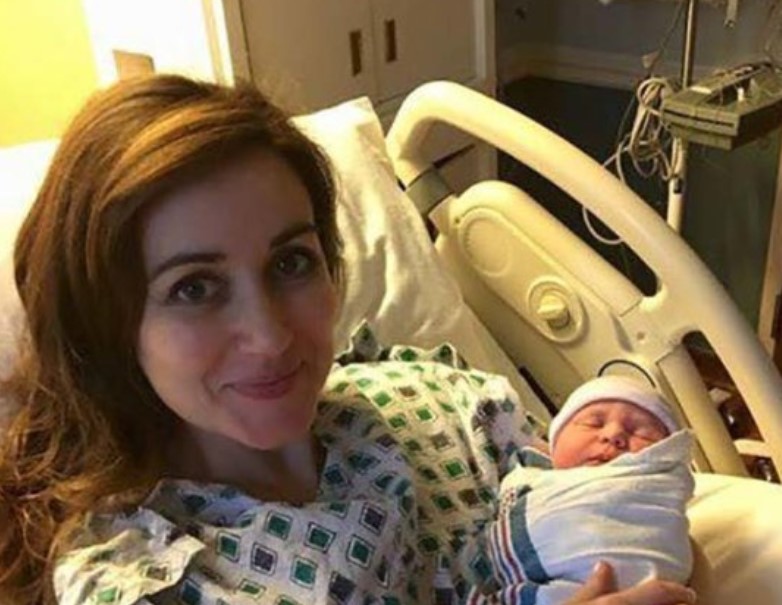 Frau hat dem Baby bei der Geburt geholfen, und ein paar Frau hat dem Baby bei der Geburt geholfen, und ein paar