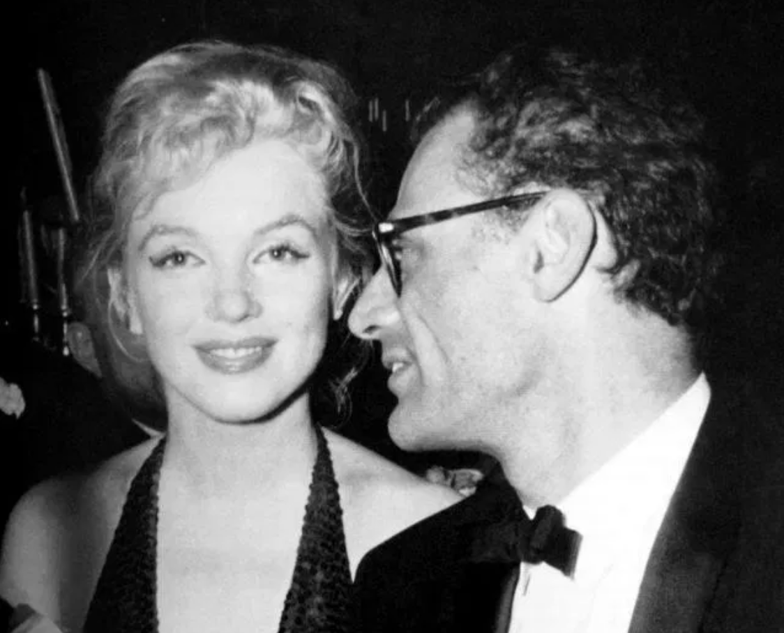 SELTENE BILDER VON MARILYN MONROE UND ARTHUR MILLER BEI EINEM BALL IM