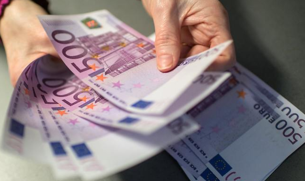 Große Scheine helfen beim Einkaufen Geld zu sparen. Uberalles