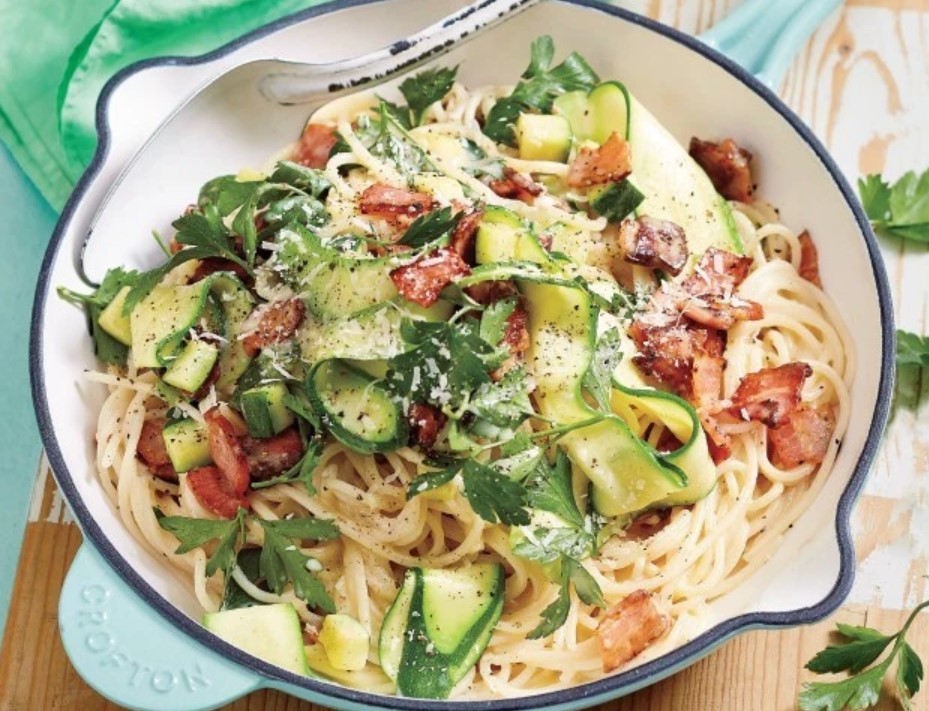 Pasta mit Zucchini und Bacon schnelles Rezept vom sättigenden Gericht. Uberalles