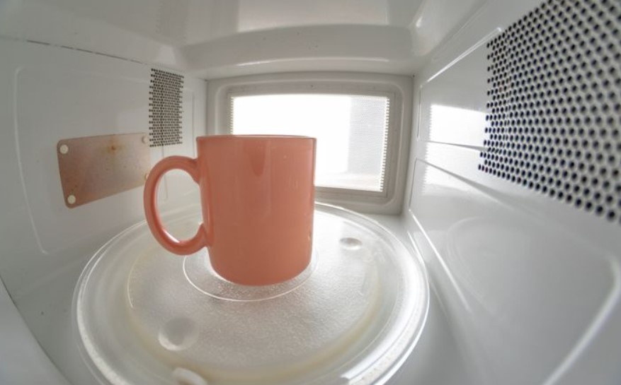 Wissenschaftler haben erzählt, warum es keine gute Idee ist, Tee oder Kaffee in der Mikrowelle