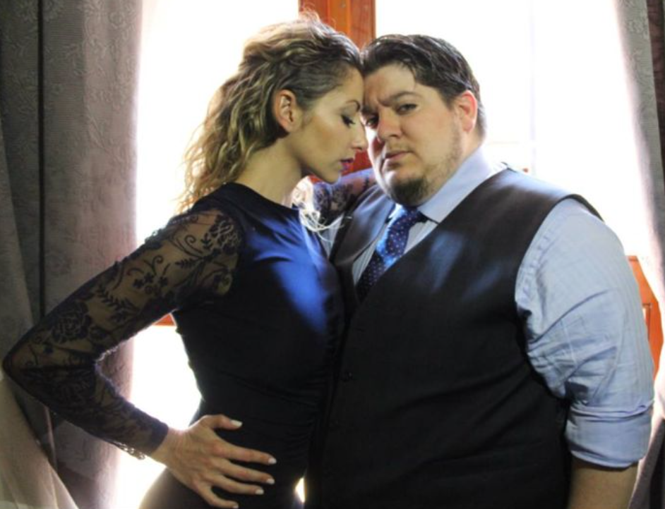 Eine Frau Und Ein Mann Eine schlanke Frau und ein Mann kamen auf die Bühne und tanzten einen