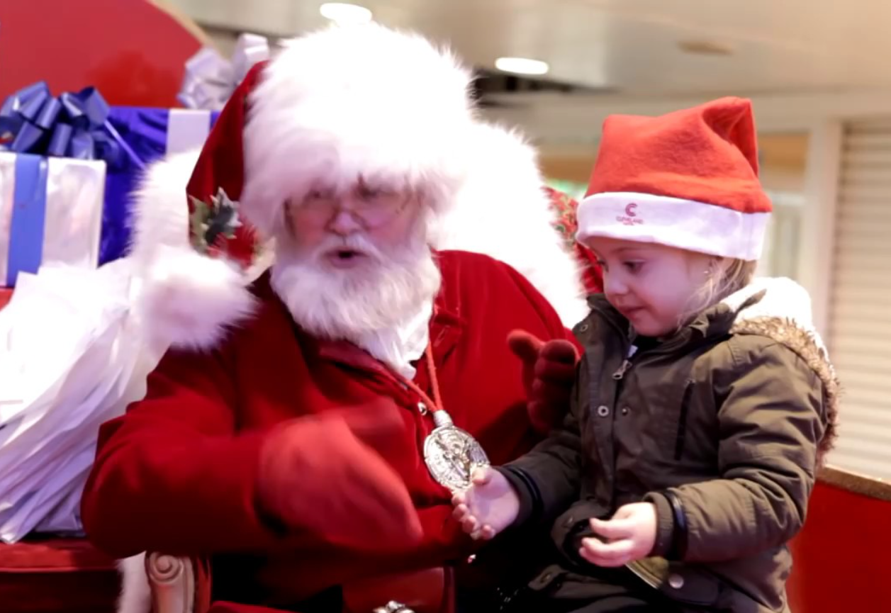 In search of santa. Как зовут жену санты. Santa's family. Семья в домашней одежде. Santa family.