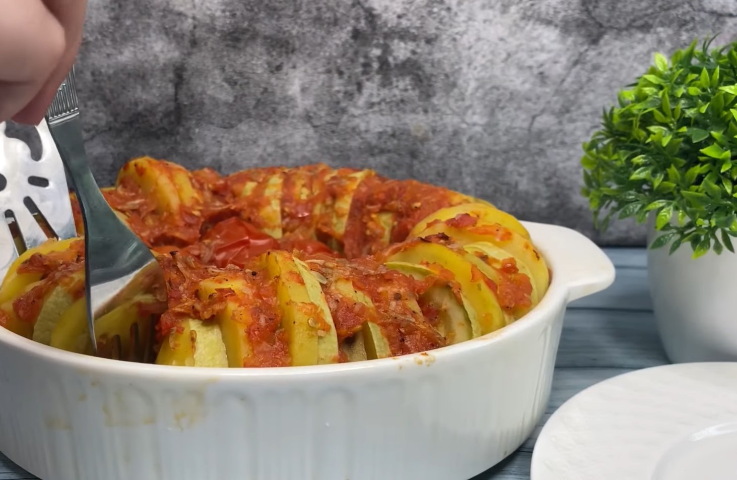 Fleisch mit Kartoffeln und Zucchini im Ofen: ein nahrhaftes und ...