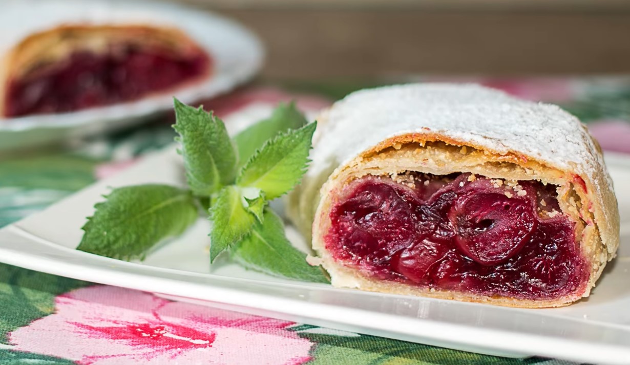 Klassischer Kirschstrudel: ein Rezept für den Lieblingsgebäck. Uberalles