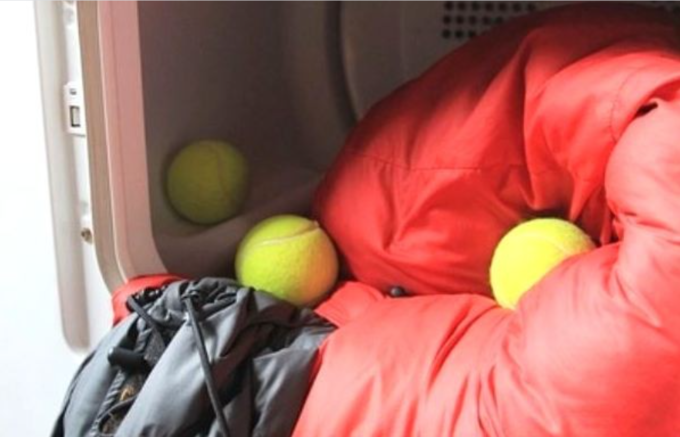 Experten haben erzählt, warum man Winterjacke mit Tennisbällen waschen soll. Uberalles