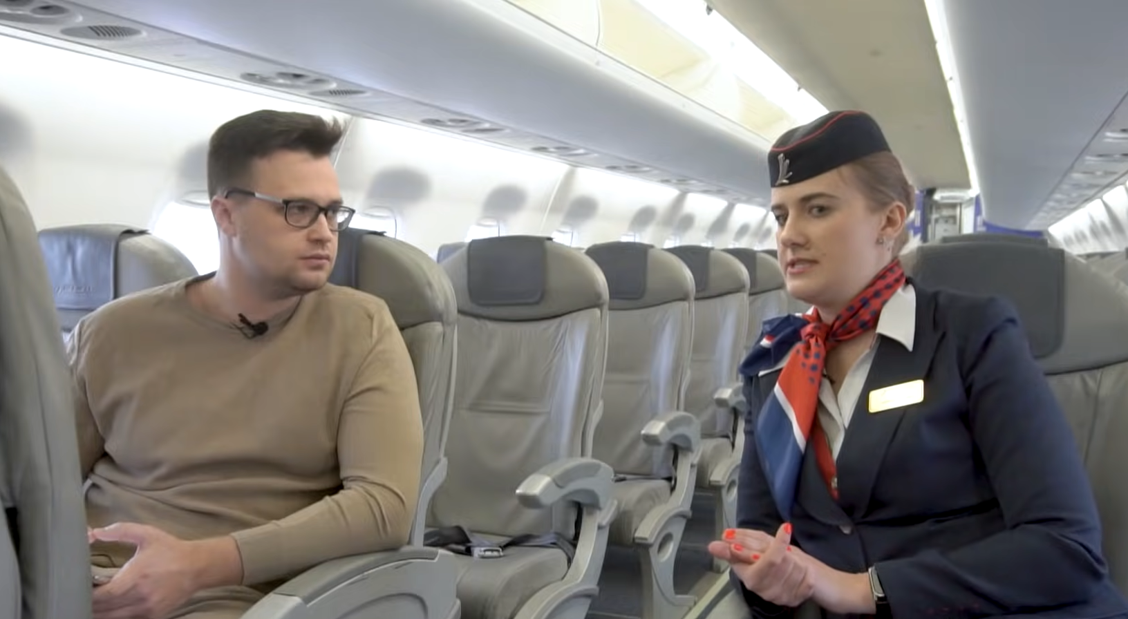 Warum Kein T Shirt Im Flugzeug Tragen Eine Flugbegleiterin erklärt, warum man im Flugzeug keinen Tee und