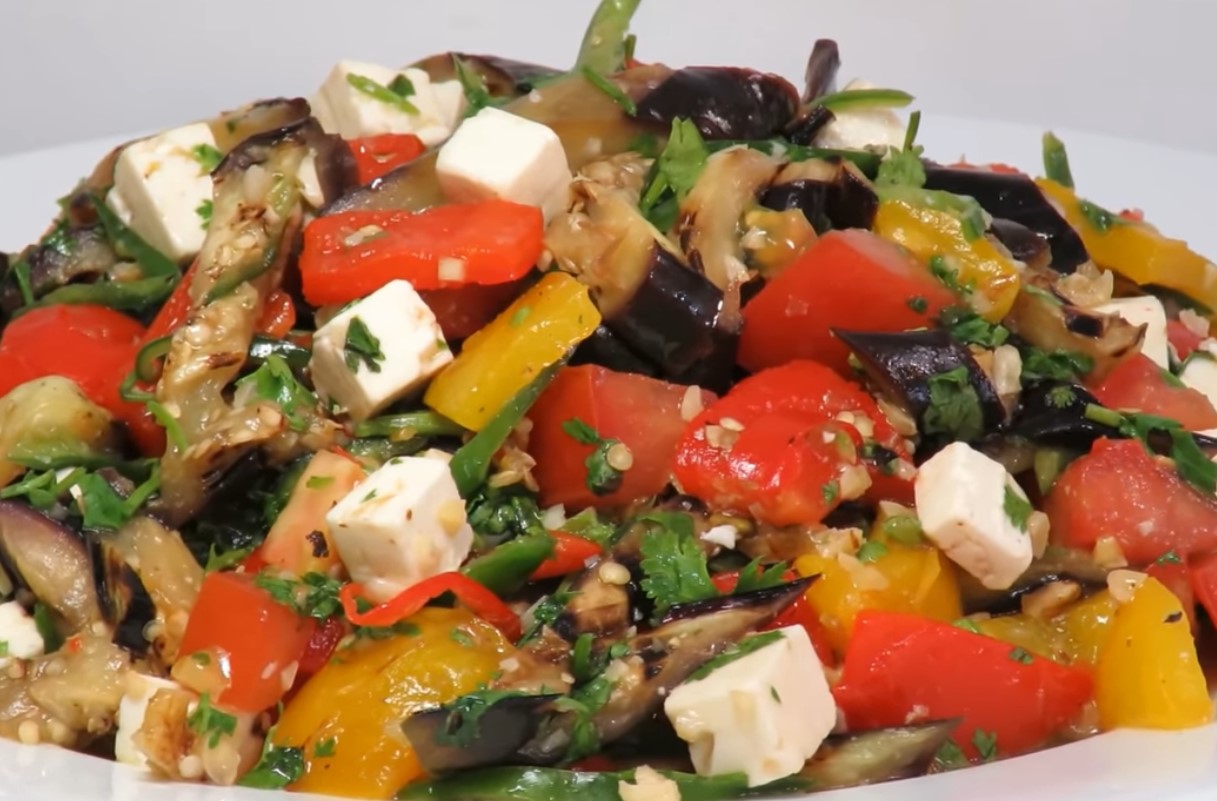 Salat mit gebratenen Auberginen und Paprika: ein gesundes Rezept. Uberalles