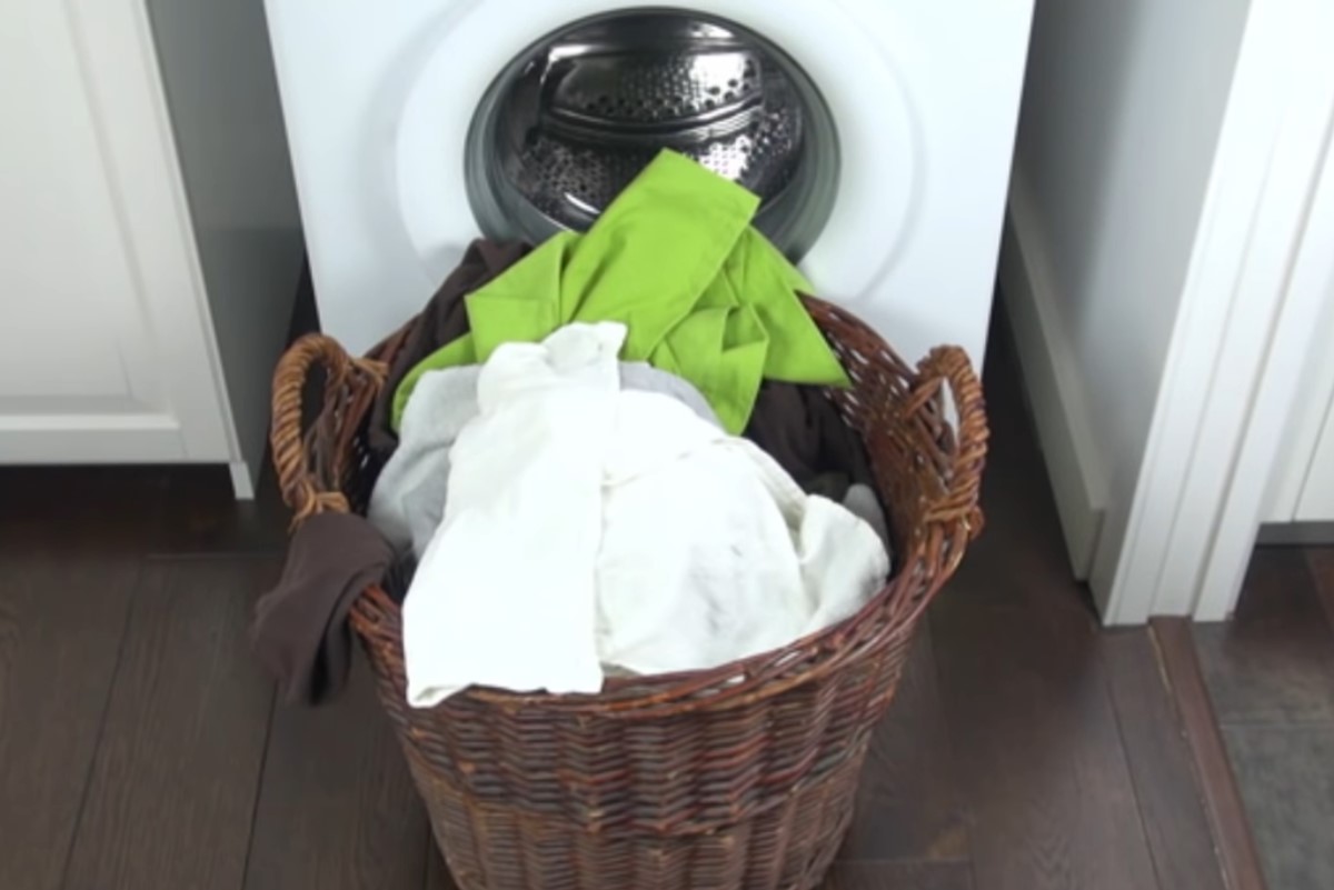 Mehr Wohltun ist nötig: eine Frau wusch einen Wäschekorb, der an die