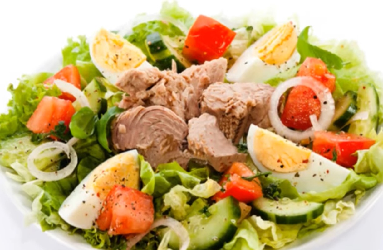 Gemüsesalat mit Thunfisch: Frühlingsrezept. Uberalles