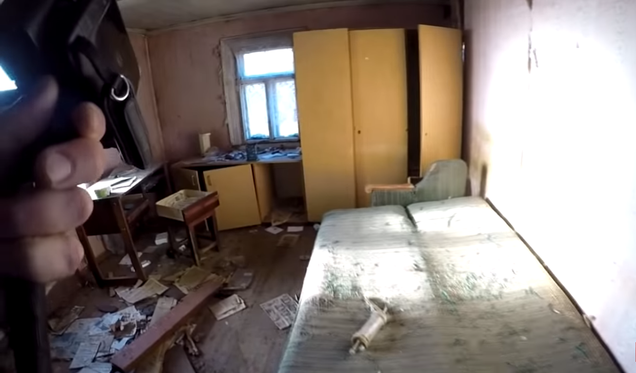 Ein Mann hob ein altes Sofa auf der Straße auf: Der Fund Ein Mann hob ein altes Sofa auf der Straße auf: Der Fund
