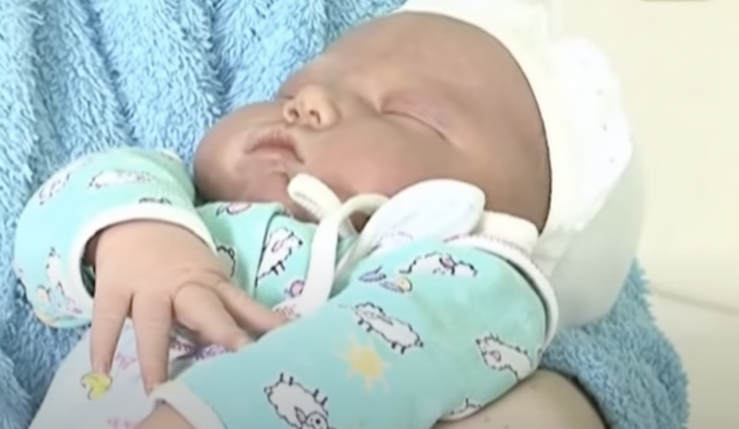 Wie ein drei Monate altes Baby: Frau brachte einen 6,5 kg schweren Sohn ...
