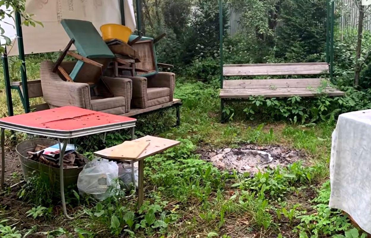Der Garten einer alleinerziehenden Mutter sah ungepflegt aus die Frau