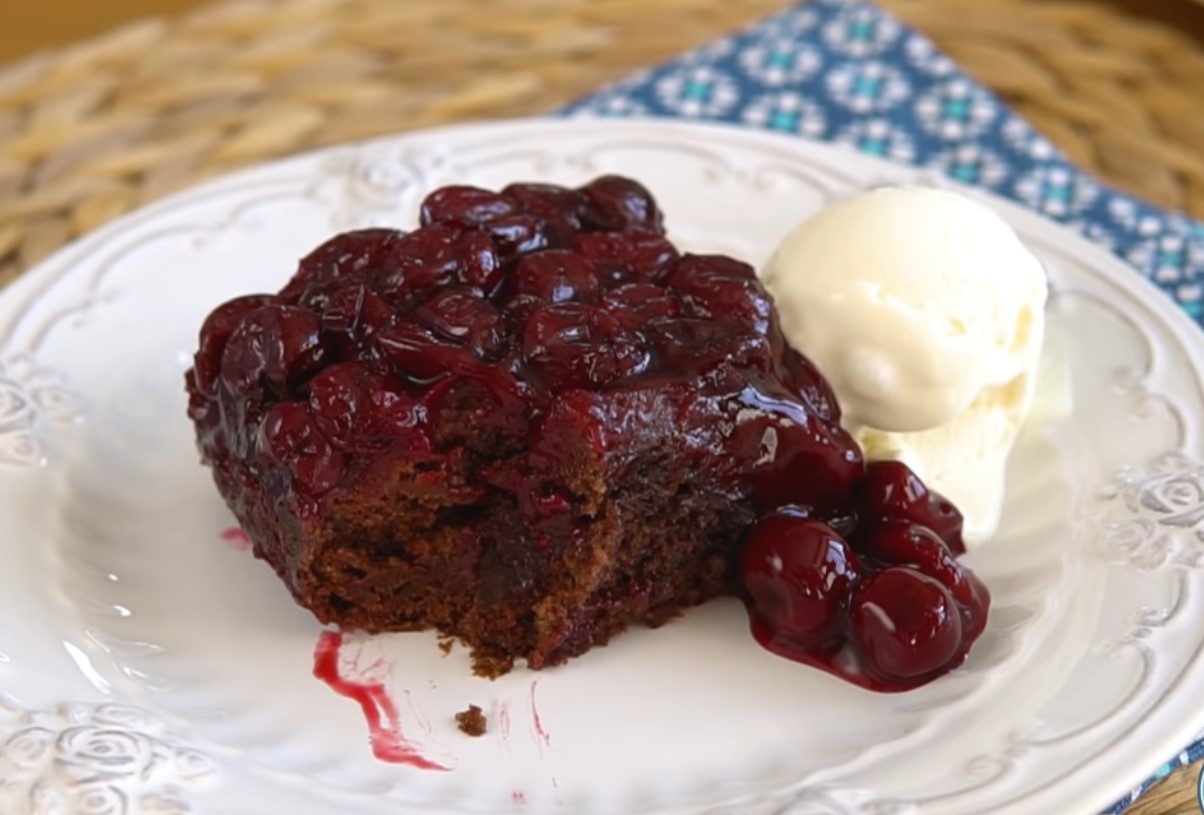 Originelle Schokoladen-Charlotte mit Kirschen: ein Schritt-für-Schritt ...