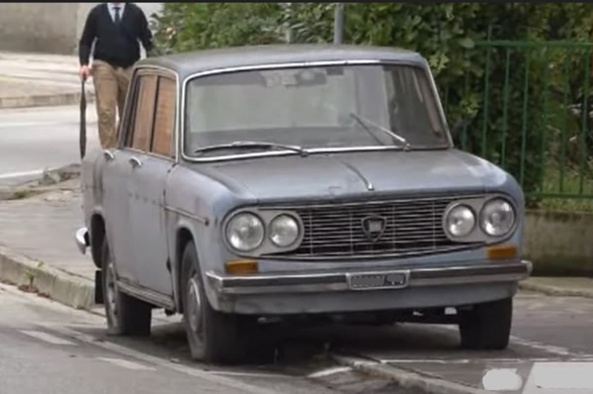 Ein Auto, das 47 Jahre lang an einem Ort gestanden hat, ist zu einer