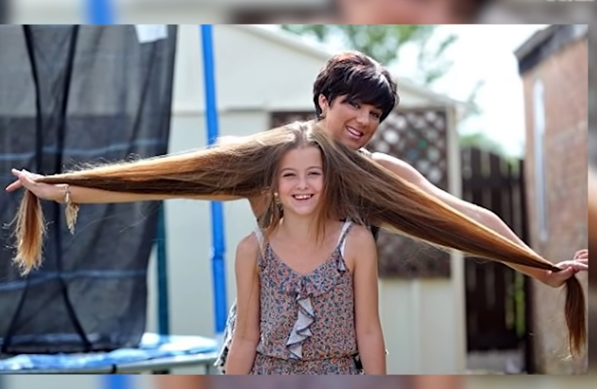 Her hair is are very long. Самые длинные волосы. Длинные волосы у детей. Девочка с самыми длинными волосами. Девочка с самыми длинными волосами в мире.