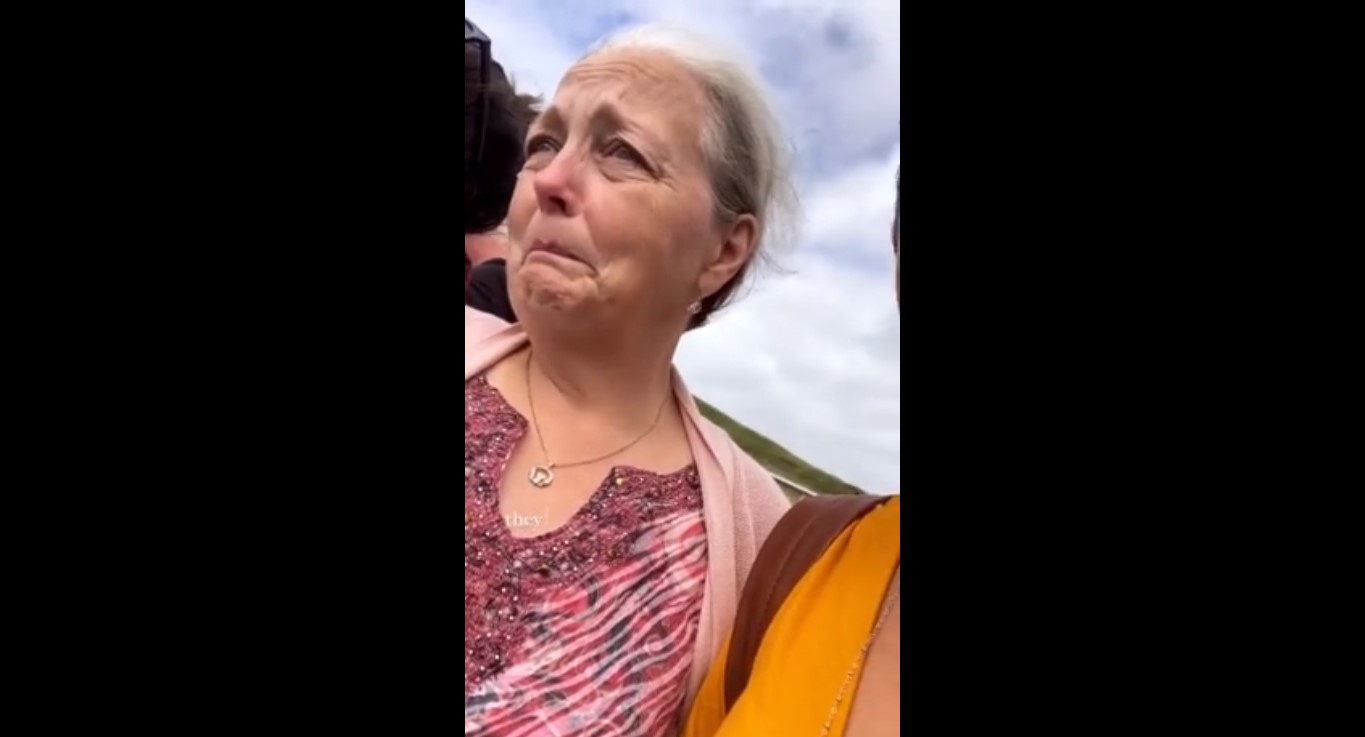 Schwache Frau kann ihre Tränen nicht zurückhalten, als ihre Tochter sie