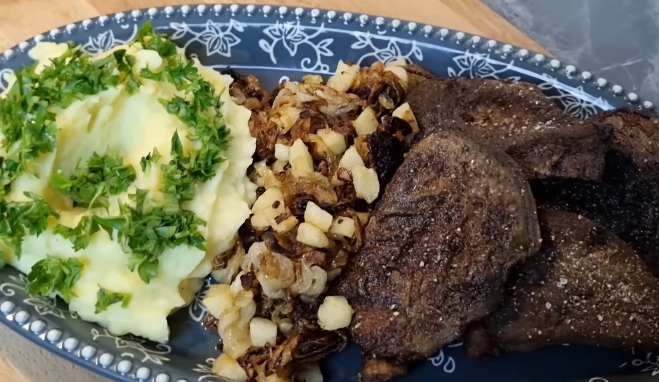 Ein Herzhafter Genuss: Kartoffelpüree und Gebratene Leber mit Zwiebeln ...