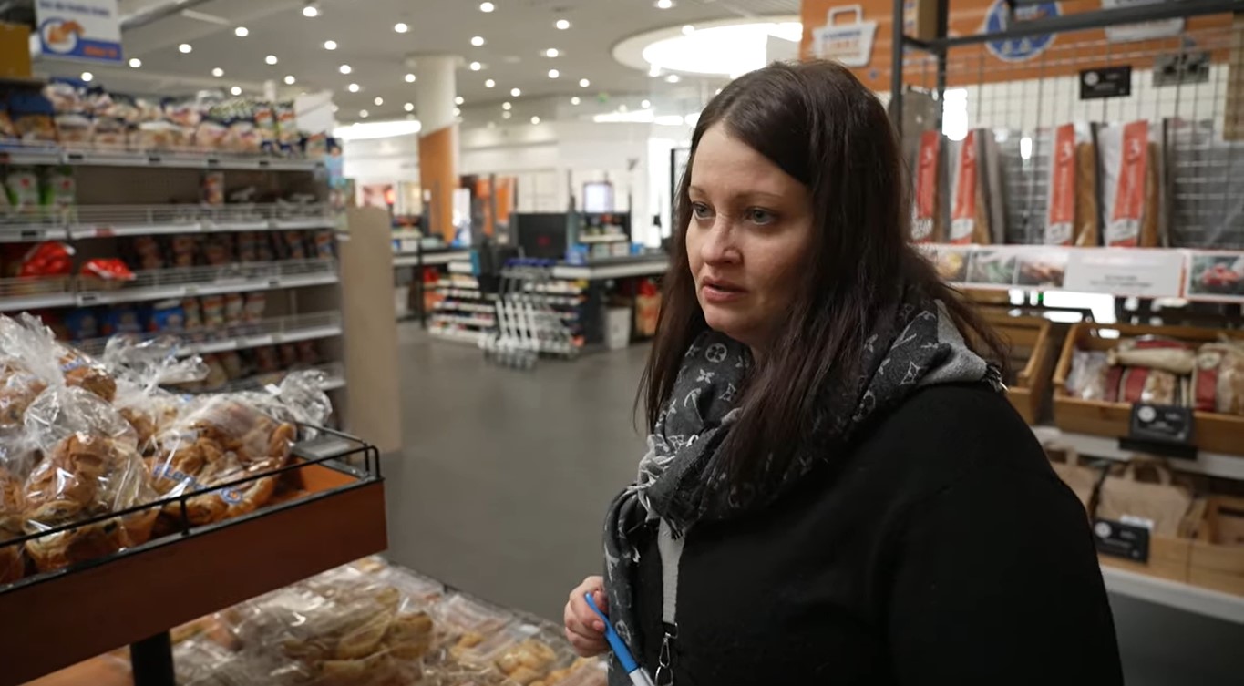 Hartz 4 Wohnung 100 Euro Zu Teuer "Ein Einkauf kostet mich 100 Euro: Das ist sehr teuer": Eine Frau